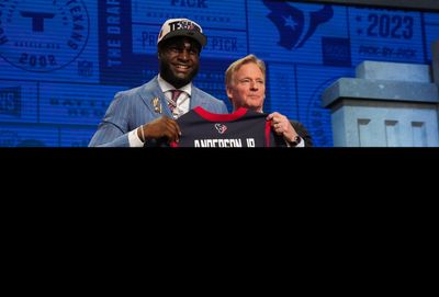 WATCH: Texans DE Will Anderson embraces family taking the draft stage