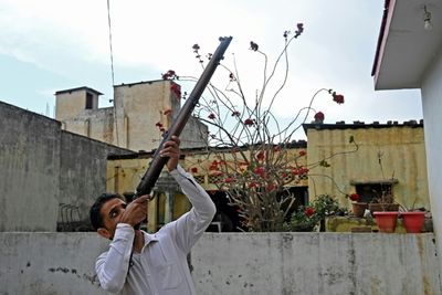 India arms Hindu village militias to combat Kashmir rebels