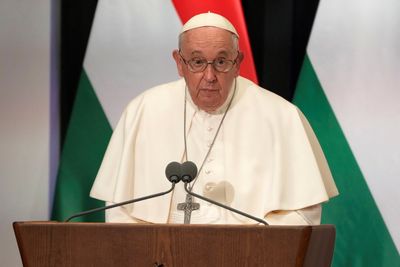 Pope, in Hungary, warns of rising nationalism in Europe, appeals for accepting migrants