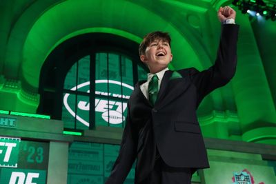 Kyle Stickles steals the show announcing Jets pick at 2023 NFL Draft
