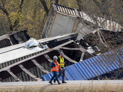 Freight train derails in Wisconsin, plunging 2 containers into the Mississippi River