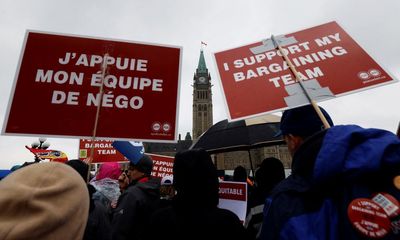 Federal workers tell Trudeau to step in to pay and work-from-home dispute