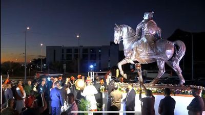 Fadnavis unveils Chhatrapati Shivaji Maharaj’s statue in Mauritius