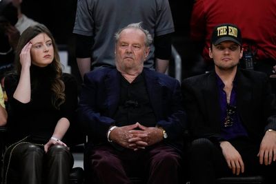 Jack Nicholson returns to courtside for Lakers' playoff game