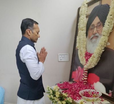 Former Lok Sabha MP Naveen Jindal offered floral tributes to Sardar Prakash Singh Badal