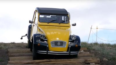 Watch Citroen 2CV Finish An Off-Road Course With Flying Colors