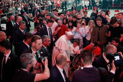 Pope meets Ukrainian refugees during visit to Hungary