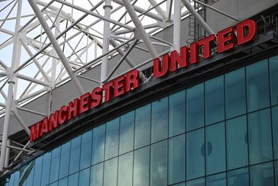 Qatar’s Sheikh Jassim submits final bid for Manchester United