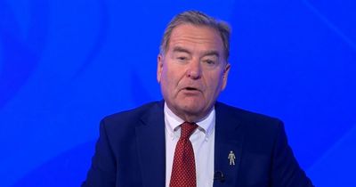 Jeff Stelling quits Sky Sports in live on-air announcement that sparks round of applause