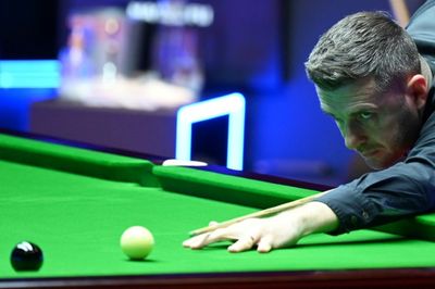 Selby maintains slender lead over Allen in world snooker semi-final