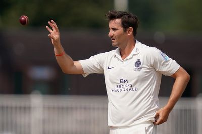 Tim Murtagh celebrates 1000th wicket as Middlesex hammer Kent