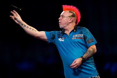 Peter Wright pulls off great escape to topple Krzysztof Ratajski in Amsterdam