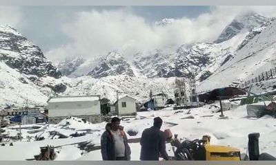 Char Dham Yatris stopped in Srinagar due to heavy snowfall in Kedarnath and Badrinath