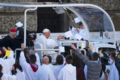 Pope on the banks of the Danube in final Mass in Hungary