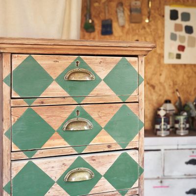 These old drawers got a surprisingly new look with Farrow & Ball's beverly paint