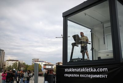 Bulgarian extreme athlete shuts himself in glass box to help young addicts