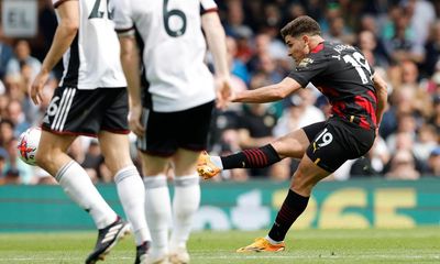 Julián Álvarez’s screamer earns win at Fulham to send Manchester City top