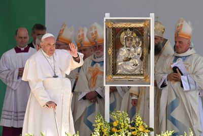 Pope urges Hungarians to 'open doors' to migrants