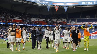 Lorient carve up 10-man Paris Saint-Germain