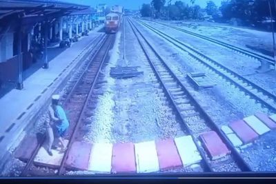 Station master praised for saving elderly woman's life