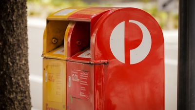 Calls for Australia Post to improve its 'essential service' after five-month wait for mail in outback