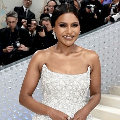 Mindy Kaling's Custom Jonathan Simkhai Gown Is a Nod to Chanel Couture