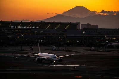 Japan Airlines' annual net profit returns to black