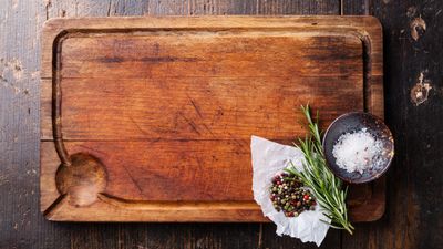 How to clean a wooden cutting board and get rid of stains