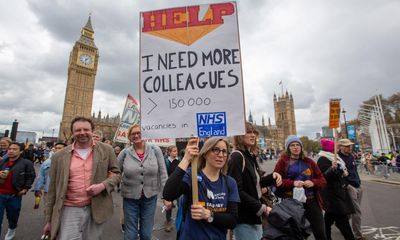 NHS staff council votes to accept pay deal for health workers in England