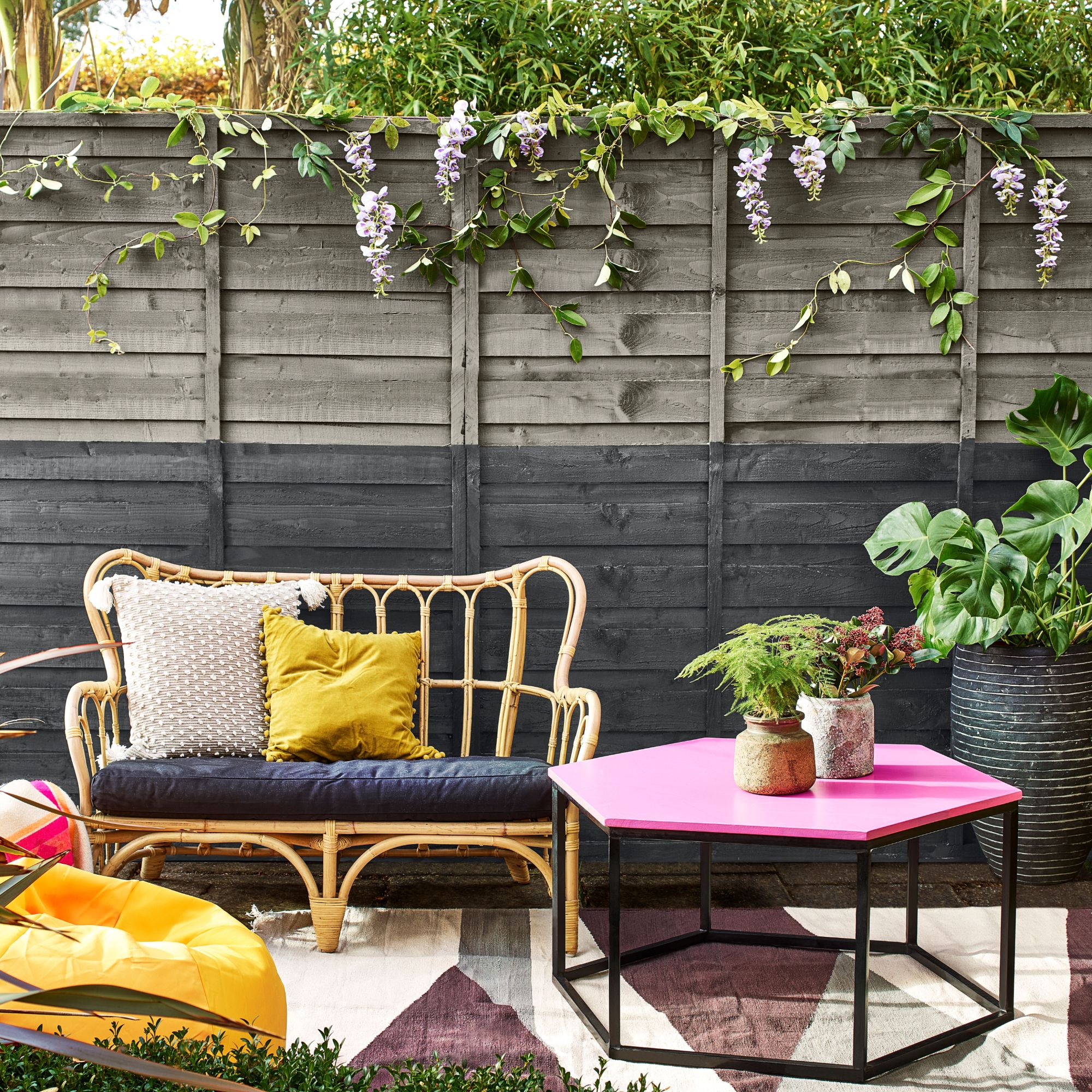 7 colours to paint your fence to make a garden look…