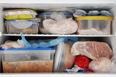 How to neutralize a smelly freezer