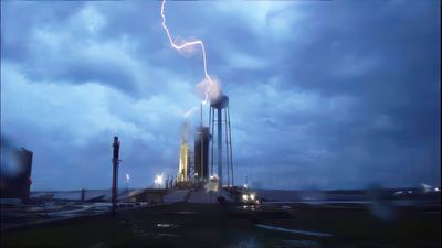 See the moment lightning struck SpaceX's Falcon Heavy rocket launch pad (photo)