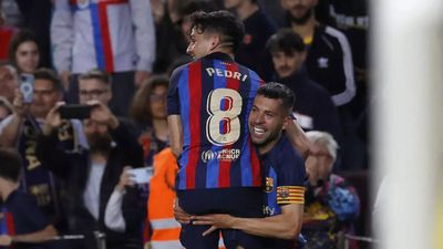 Jordi Alba strikes late to give Barcelona narrow win over 10-man Osasuna
