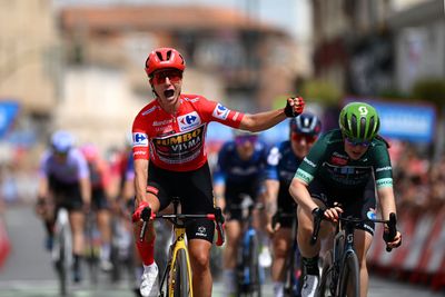 La Vuelta Femenina: Vos outkicks Kool for stage 3 victory after echelon frenzy