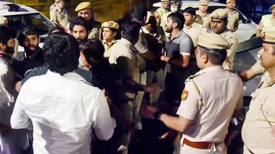 Delhi Police caught in midnight scuffle with wrestlers at Jantar Mantar; Vinesh, Bajrang suffer injuries, Dushyant Phogat gets cut on forehead