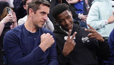 Aaron Rodgers takes in New York life while bonding with Jets teammates