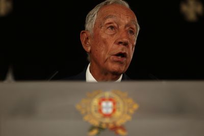 Portuguese president warns PM over credibility, avoids crisis