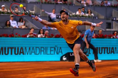 Andy Murray moves into quarter-finals in France