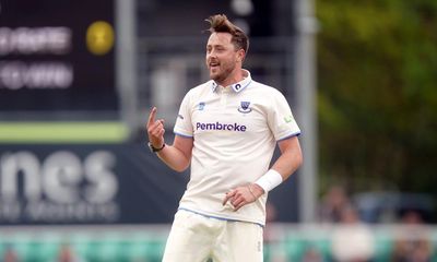 Robinson steals Steve Smith’s spotlight as Sussex take fight to Worcestershire