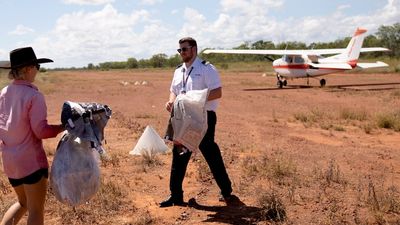 Mail plane travels 1,000km to deliver to remote communities, cattle stations across NT outback