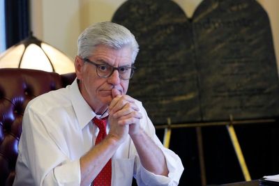 Mississippi ex-governor to release texts in welfare scandal