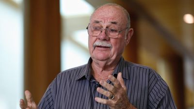 MP Warren Entsch apologises after failing to declare thousands of dollars' worth of luxury accommodation