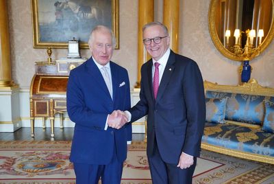 Australia PM to give allegiance to king but wants president