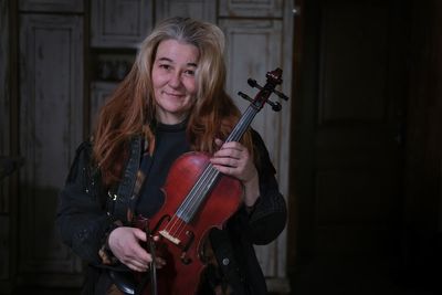 Violinist on Russian trains soothes weary commuters