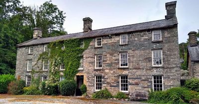 Historic house owner forced to drop 'disgraceful' sign after renaming it for tourists