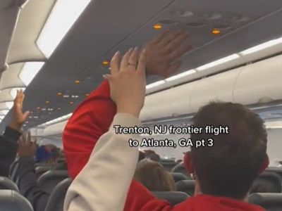 Passengers hold vote to kick unruly woman off flight