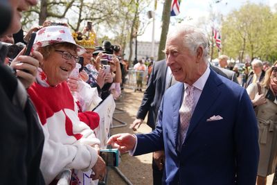 King greets well-wishers on the Mall on eve of coronation