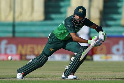Record-breaking Azam lifts Pakistan to 334-6 in fourth ODI