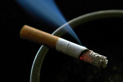 Quitting smoking early linked to better chance of surviving lung cancer – study