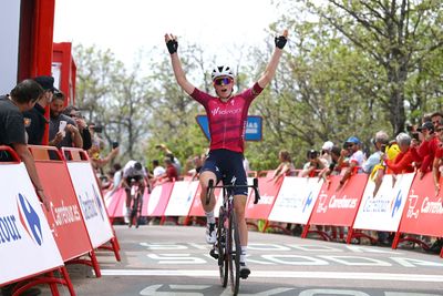 La Vuelta Femenina: Vollering beats Van Vleuten to win stage 5 atop Mirador de Peñas Llanas